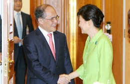 Chủ tịch Quốc hội chào xã giao Tổng thống Hàn Quốc
